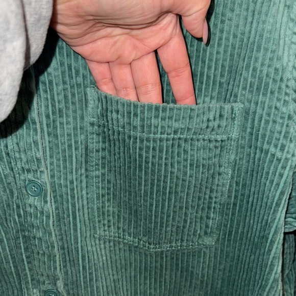 Dividend-Green Corduroy Button-Up Shirt size Medium - Picture 8 of 15